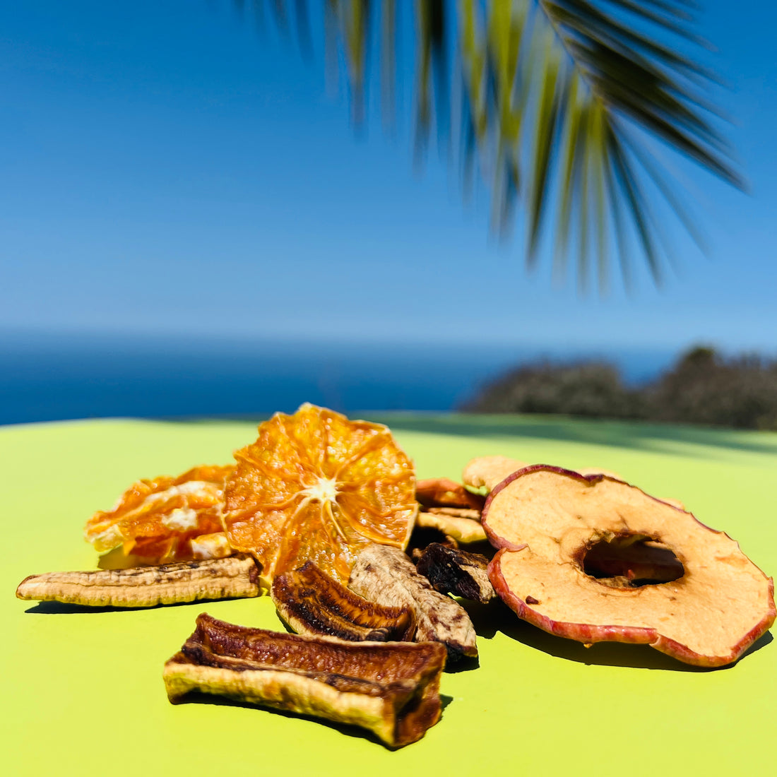 Plátano, manzana y naranja deshidratados